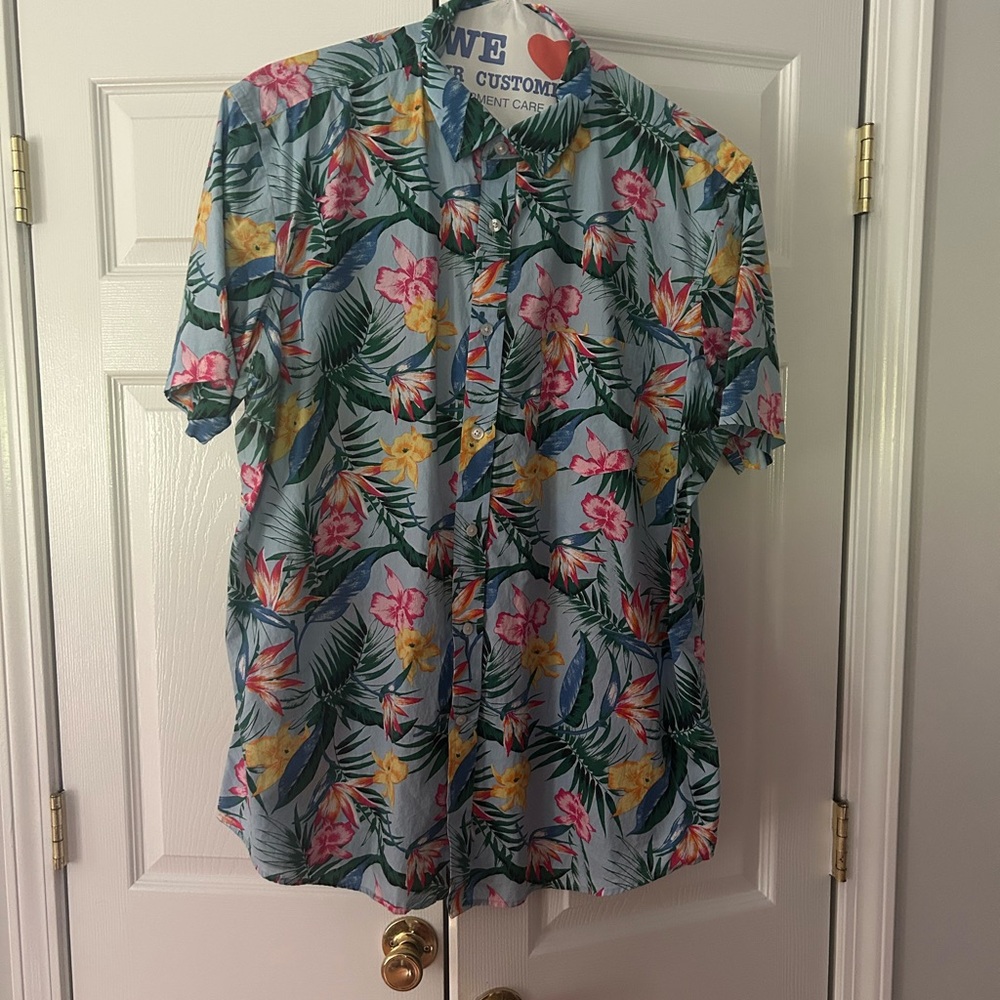 Multi colored men’s cotton shirt. Great for vacation or going to dinner.
